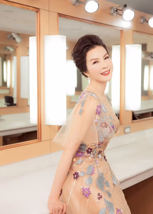 MC Thanh Mai cùng các diễn viên Chi Bảo, Lê Vũ Long, Hoa Thuý, Bình An tham gia chương trình nhằm quảng bá cho bộ phim “Tình khúc bạch dương”.