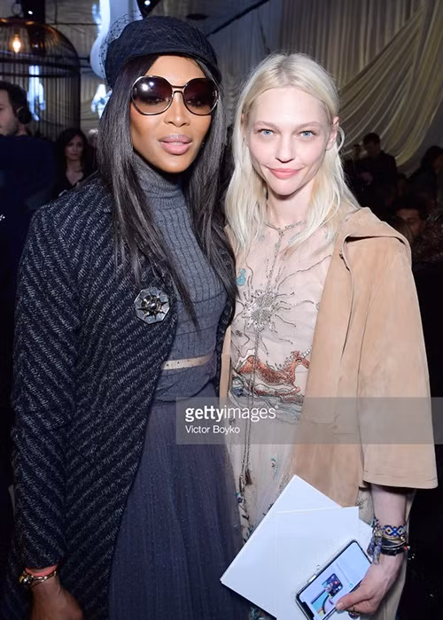 Huyền thoại Naomi Campbell cùng người mẫu Sasha Pivovarova tham dự show diễn năm nay với hình ảnh trái ngược nhau. Nàng "báo đen" quý phái trong bộ cánh tông màu trầm, còn chân dài gốc Nga lại trẻ trung với trang phục in họa tiết động vật kết hợp cùng áo khoác da lộn mang hơn hướm bohemian.