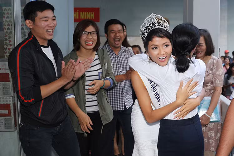 Tân Hoa hậu Hoàn vũ Việt Nam ôm chầm lấy các thầy cô.