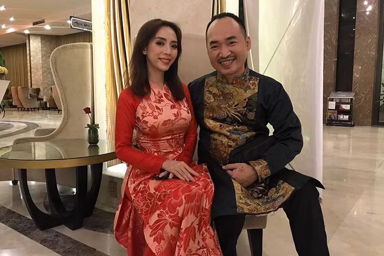 Tiến Luật tâm sự: “11/1/2011 chúng tôi kết hôn và hôm nay 11/1/2018, 7 năm về chung mái nhà rồi, vẫn yêu điên cuồng bớt gây nhiều lắm rồi vì giờ tôi năn nỉ vợ giỏi hơn trước và chắc do trưởng thành hơn. Thôi ráng ở với anh tới 2111 nha mình, rồi lúc đó hai đứa ngồi lại tính tiếp".
