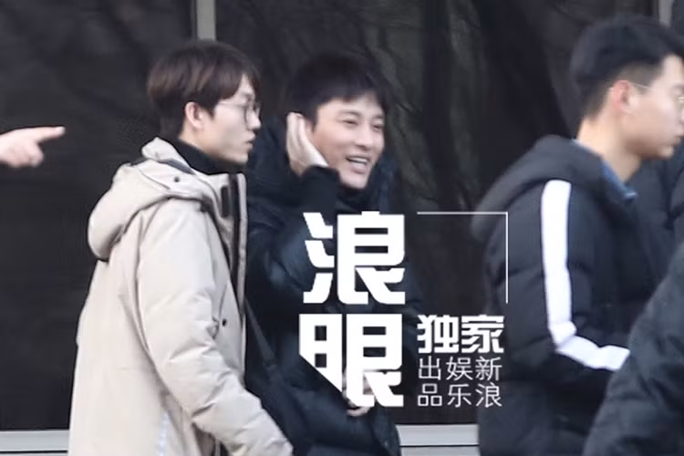 Ở hậu trường, Giả Nãi Lượng vui vẻ trò chuyện cùng các đồng nghiệp.