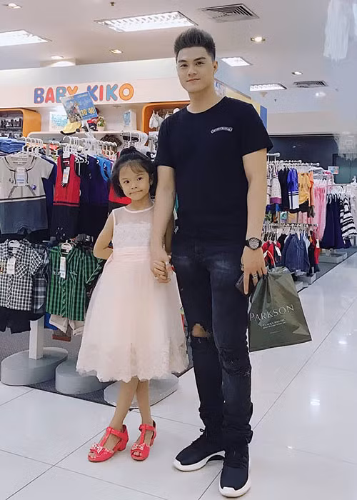Lâm Vinh Hải đưa cô con gái đi mua sắm để mừng bé thêm một tuổi mới.