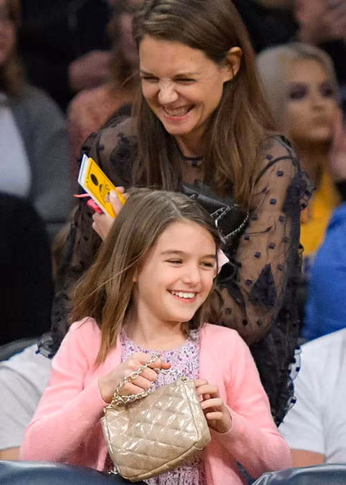 Trước khi ly hôn, Tom Cruise và Katie Holmes đã có một cô con gái chung - bé Suri Cruise. Ảnh: Eonline Trước khi ly hôn, Tom Cruise và Katie Holmes đã có một cô con gái chung - bé Suri Cruise. Ảnh: Eonline