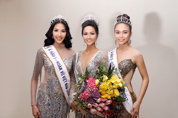 H'hen Niê đăng quang cuộc thi Hoa hậu Hoàn vũ Việt Nam 2017 còn Hoàng Thùy, Mâu Thủy lần lượt đoạt danh hiệu á hậu 1,2. Ảnh: BTC