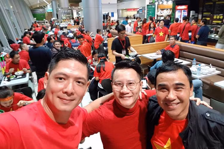 Trận chung kết giữa U23 Việt Nam và U23 Uzbekistan tại giải U23 châu Á sẽ diễn ra vào chiều nay (ngày 27/1). Sáng nay, nhiều sao Việt đã kịp lên đường tới Thường Châu, Trung Quốc để cổ vũ cho đội nhà.