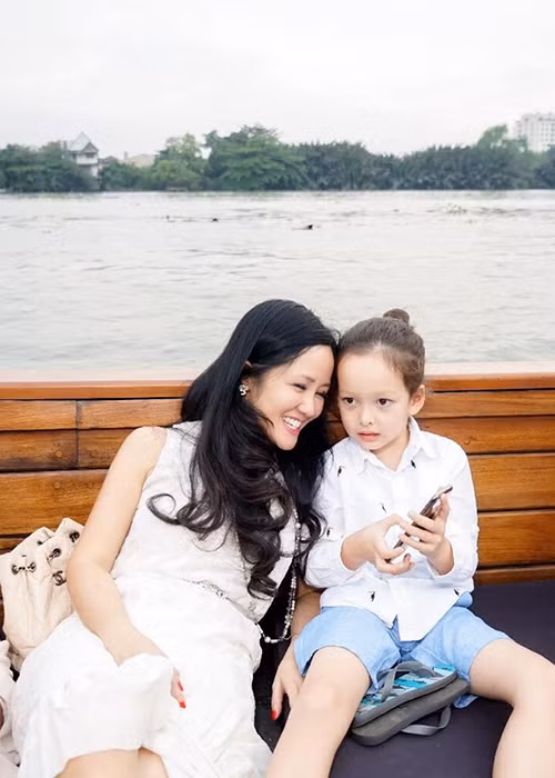 Hồng Nhung tâm sự về cậu con trai: “Anh hai ơi, đi thuyền trên sông với mẹ, dự tiệc sinh nhật tao nhã thế mà anh sợ mất của đôi dép lê của anh nhất quyết phải giữ trong lòng mới an tâm”.