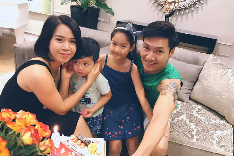 Mạnh Trường làm đám cưới ở tuổi 23. Sau 10 năm kết hôn, vợ chồng anh chào đón thêm 2 nhóc tì: một trai, một gái.