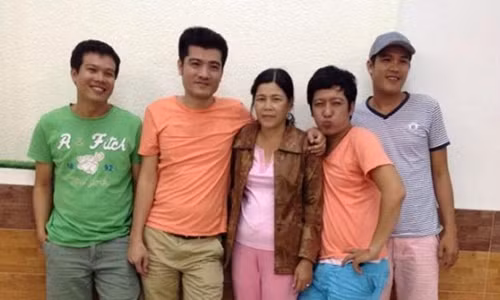 Anh Võ Quang Vũ (áo cam đứng thứ 2 từ trái qua) - quản lý, đồng thời là anh trai ruột của Trường Giang.