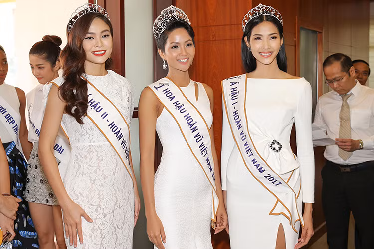 Trước đó, H’Hen Niê cùng 2 á hậu Hoàng Thùy và Mâu Thủy đã đến chào và cảm ơn lãnh đạo tỉnh Khánh Hòa.