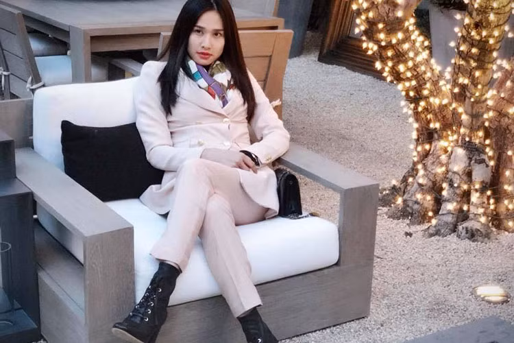 Dương Thùy Linh tâm sự: “Người lạ ơi! Cho tôi mượn...à mà thôi, tôi mượn cái ghế tạm vậy, vì tôi cần lắm sự bình yên để thấy cuộc đời thật đẹp”.