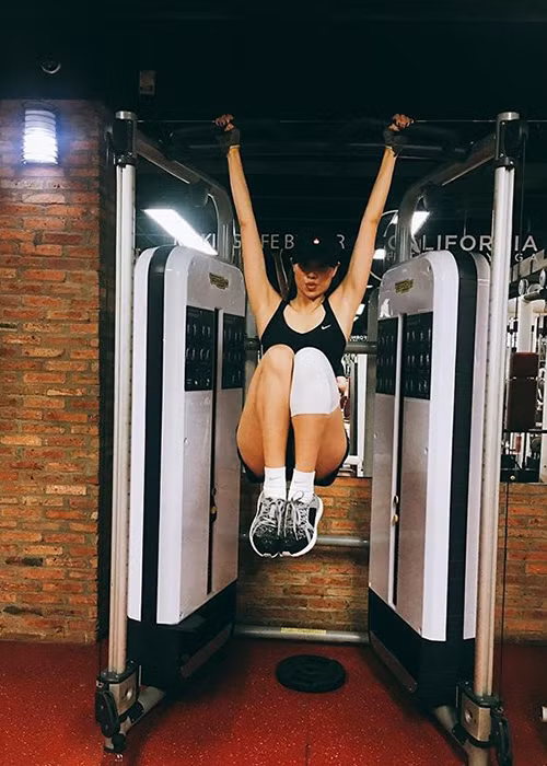 Phạm Hương miệt mài tập luyện để giữ vóc dáng là một trong những tin tức sao Việt trong ngày 12/1.