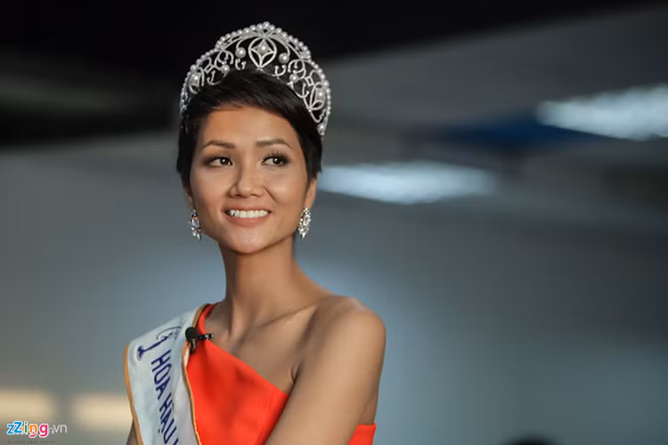 Trở thành tân Hoa hậu Hoàn vũ Việt Nam, H'Hen Niê đang nhận được sự chú ý của dư luận. Ảnh: Zing