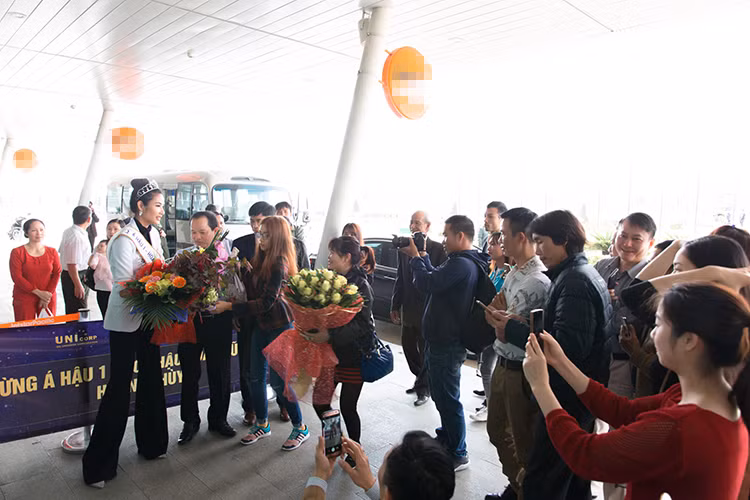 Người đẹp nhận hoa chúc mừng sau khi giành được danh hiệu Á hậu 1 cuộc thi Hoa hậu Hoàn vũ Việt Nam 2017.