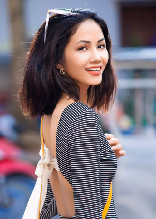 Ngoài đời, H’hen Niê cũng luôn giữ nụ cười trên môi chiếm được thiện cảm của người đối diện. Ảnh: Phunuvietnam