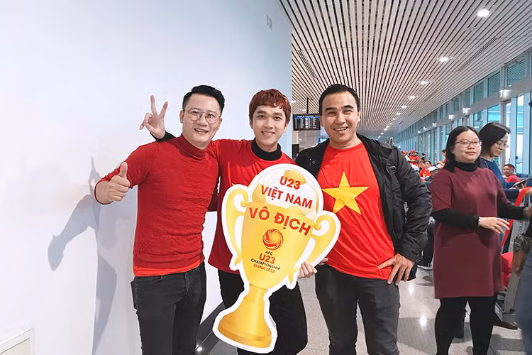 MC Quyền Linh, Minh Xù và ca sĩ Hoàng Bách (từ phải sang trái) hội ngộ khi cùng đi xem trực tiếp trận chung kết.