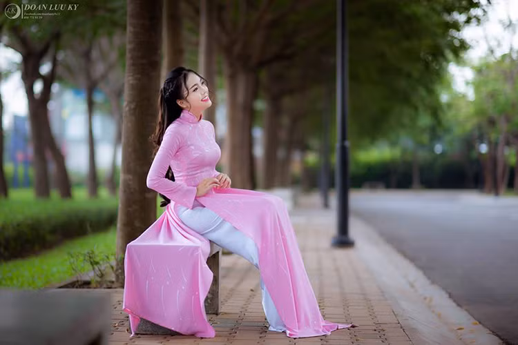 Vân Anh còn bén duyên làm MC. Hiện, người đẹp sinh năm 1993 đang cộng tác với một đài truyền hình.