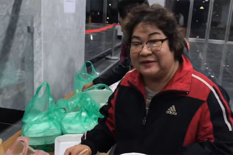 Nghệ sĩ Minh Vượng cùng các nghệ sĩ khác tranh thủ ăn trong lúc nghỉ ngơi giữa buổi tập Táo quân 2018.