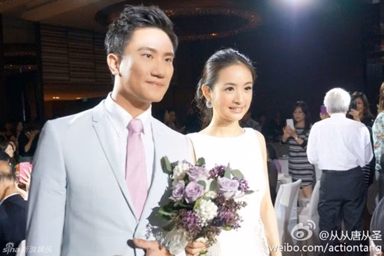 Lâm Y Thần lên xe hoa với Lâm Vu Siêu vào năm 2014. Cả hai chính thức hẹn hò từ năm 2012 sau hơn 10 năm quen biết.
