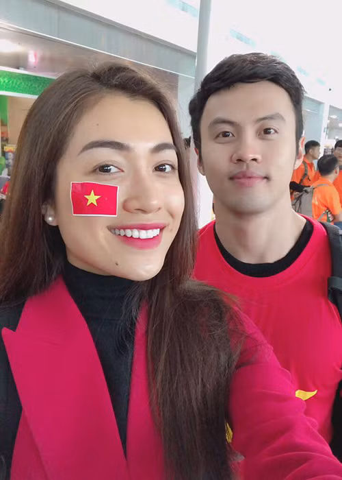 Á hậu Lệ Hằng chia sẻ hình ảnh đáp chuyến bay đến Trung Quốc kèm lời chú thích: "Mang lửa đến với U23 Việt Nam thôi".