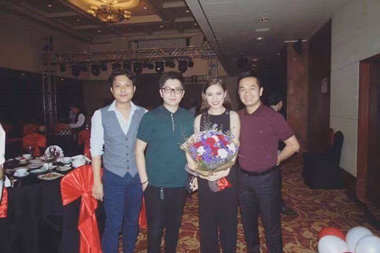Năm 2016, rộ tin ca sĩ Giang Hồng Ngọc được bạn trai Việt kiều (áo xanh) cầu hôn. Ngay sau đó, cô đã lên tiếng phủ nhận.