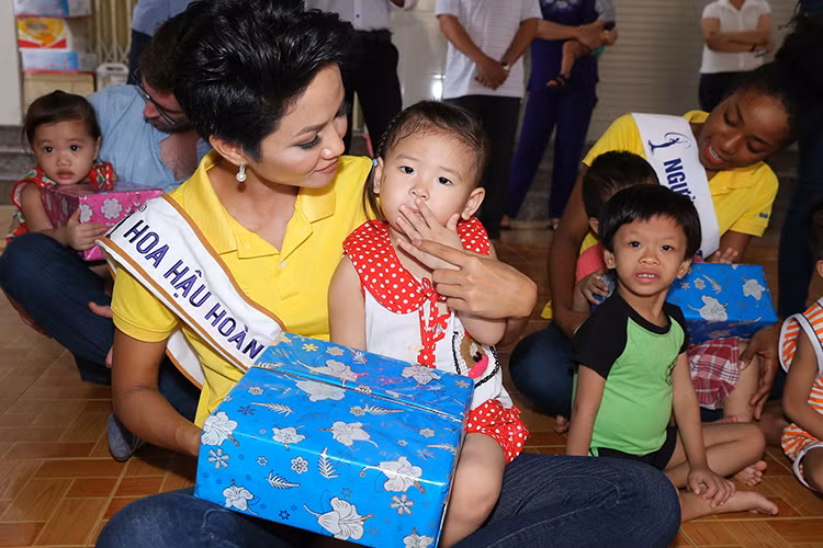 Tại đây, Hoa hậu H’hen Niê và đoàn đã trao phần quà gồm tiền mặt, gạo và đồ chơi cho các em nhỏ.