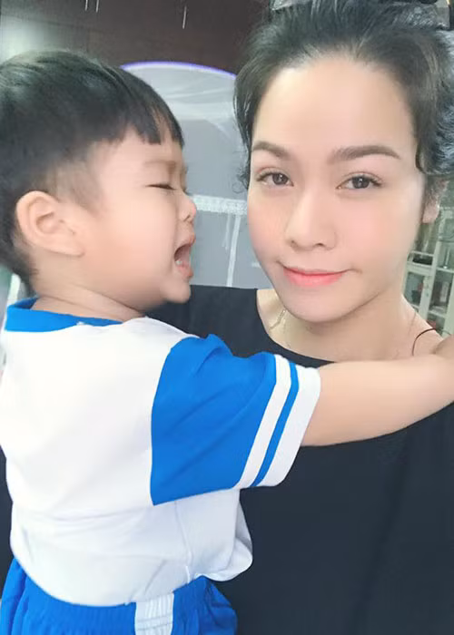 Bé Putin càng lớn càng đáng yêu. Nhật Kim Anh tâm sự con trai từng lạnh lùng với cô bởi hai mẹ con ít có thời gian bên nhau do cô thường xuyên đi diễn.