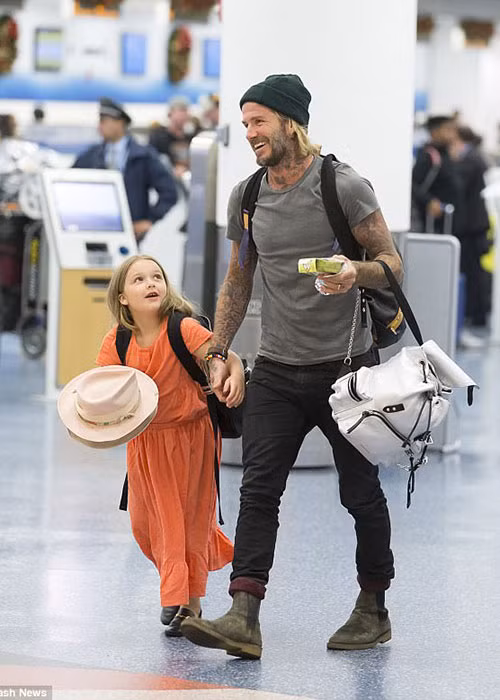 Xuất hiện tại sân bay trở về Miami, bé Harper Beckham gây chú ý khi liên tục ngẩng đầu nhìn bố David Beckham trong lúc cả hai di chuyển.