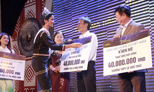 Hoa hậu trao học bổng cho học sinh nghèo tại nơi mình từng theo học.