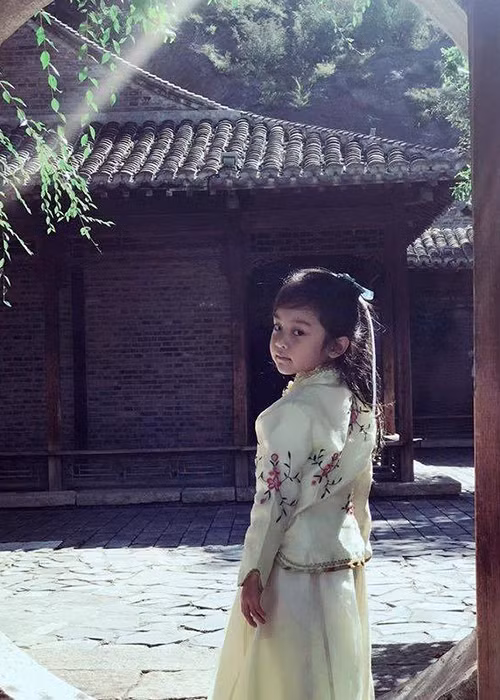 Bé Vân Hinh xinh xắn khi về quê nội ở Cáp Nhĩ Tân.