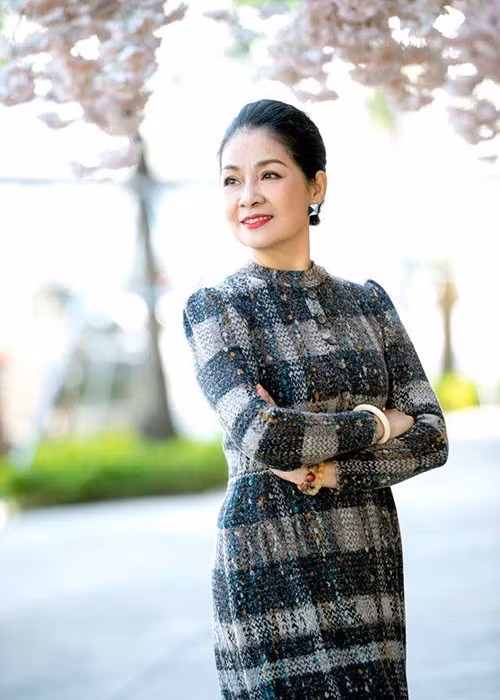 Nghệ sĩ Minh Phương đang có tổ ấm hạnh phúc bên ông xã yêu thương. Trước đó, nữ diễn viên phim “Cả một đời ân oán” từng qua một lần đò.