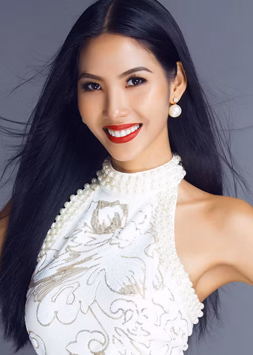 Hoàng Thùy nỗ lực thay đổi ngoại hình cò hương thành gợi cảm và trau dồi khả năng tiếng Anh.