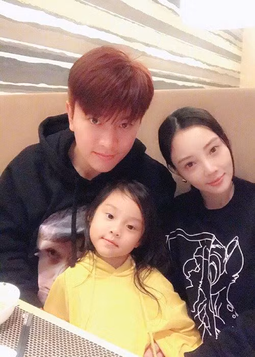 Gần đây, Lý Tiểu Lộ vướng scandal tình cảm với rapper PGone. Không ít khán giả tỏ ra lo lắng cho Vân Hinh khi ồn ào của Lý Tiểu Lộ khiến gia đình 2 bên suy sụp.