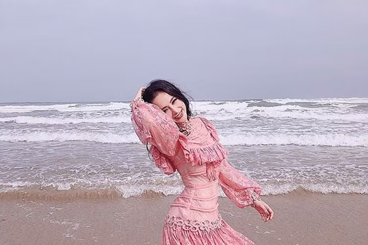 Angela Phương Trinh chia sẻ: “Cơn gió lạnh nói với em rằng...đừng tìm mãi những điều vô nghĩa”.