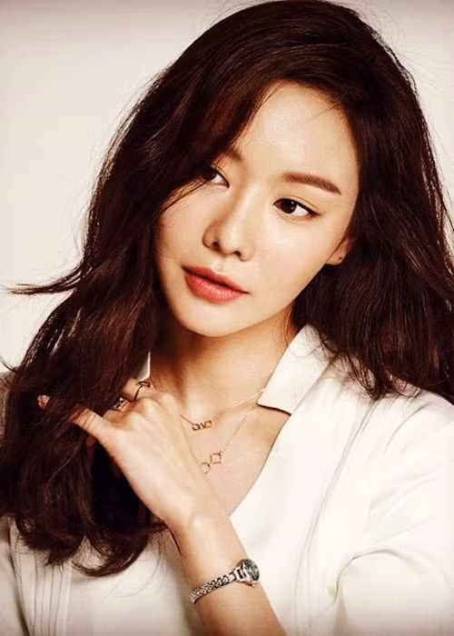 Ở tuổi 36, Kim Ah Joong vẫn giữ được nhan sắc trẻ trung.