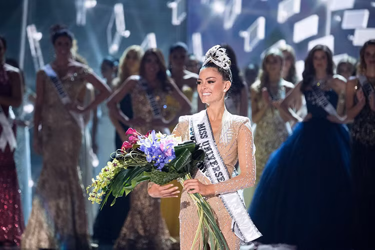 Demi-Leigh Nel-Peters, đến từ Nam Phi, sở hữu làn da nâu. Vượt qua hơn 90 người đẹp khác, cô đăng quang cuộc thi Hoa hậu Hoàn vũ Thế giới 2017. Ảnh: Missosology