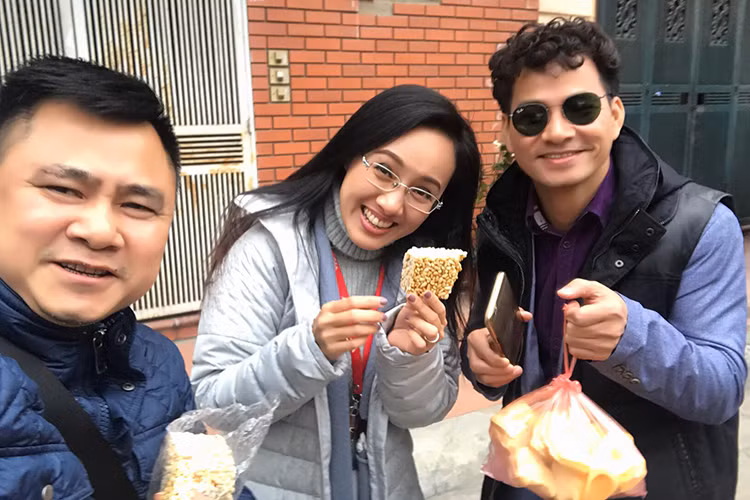 BTV Hoài Anh chia sẻ: “Gặp hai ông anh có 1 phút mà bị thánh cười nhập, ngồi làm kịch bản mà cứ cười tủm tỉm mãi đến tận tối. Bác Tự Long bịch cốm kẹp nách khư khư, vừa đi vừa bốc ăn ngon lành trông vừa tin vừa giống trẻ em cơ nhỡ. Anh Xuân Bắc thì rất bảnh, bảnh nhất là bịch nylon mít xách trên tay. Còn mình sao lần nào gặp mấy ông anh này là cũng bị cười mất cả kiểm soát thế nhỉ”.