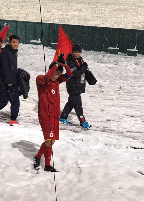 Thanh Tú cũng vừa đăng tải hình ảnh đội trưởng của U23 Việt Nam Xuân Trường đồng thời tâm sự: "Là đội trưởng chắc Trường buồn lắm, nhìn dáng em đi mà thương! Chỉ còn 1 phút nữa là hết trận mà. Nhưng dù sao thì U23 đã chiến thắng đối với Tú, đã đấu 1 trận đẹp và hết mình".