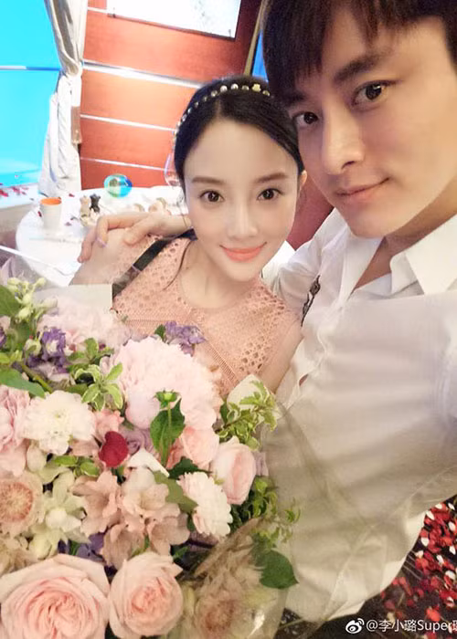 Giả Nãi Lượng được biết đến là người tâm lý, lãng mạn và hết mực cưng chiều Lý Tiểu Lộ. Ảnh: Sina