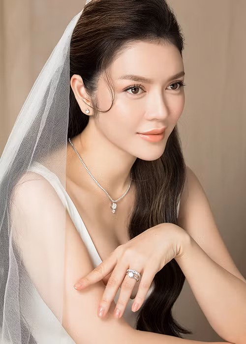 Trong bộ ảnh, Lý Nhã Kỳ diện loạt váy cưới lộng lẫy và khéo léo kết hợp với trang sức kim cương.