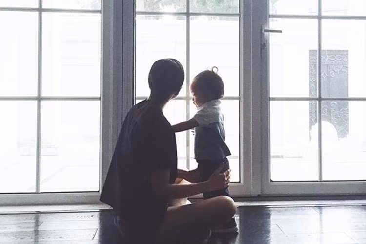 Nữ diễn viên tận hưởng khoảnh khắc bình yên bên con trai.