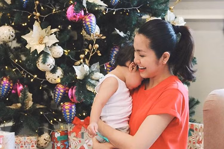 Bé Richard làm nũng mẹ trong dịp Giáng sinh.