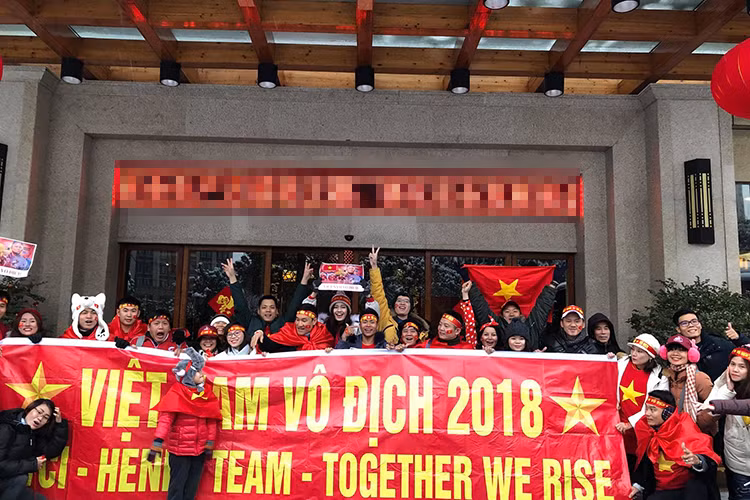 Có mặt tại Thường Châu, Á hậu Thanh Tú chia sẻ: "Hy vọng là trận đấu có thể diễn ra bình thường và các cầu thủ của chúng ta vượt qua được thời tiết khắc nghiệt để mang đến lịch sử".