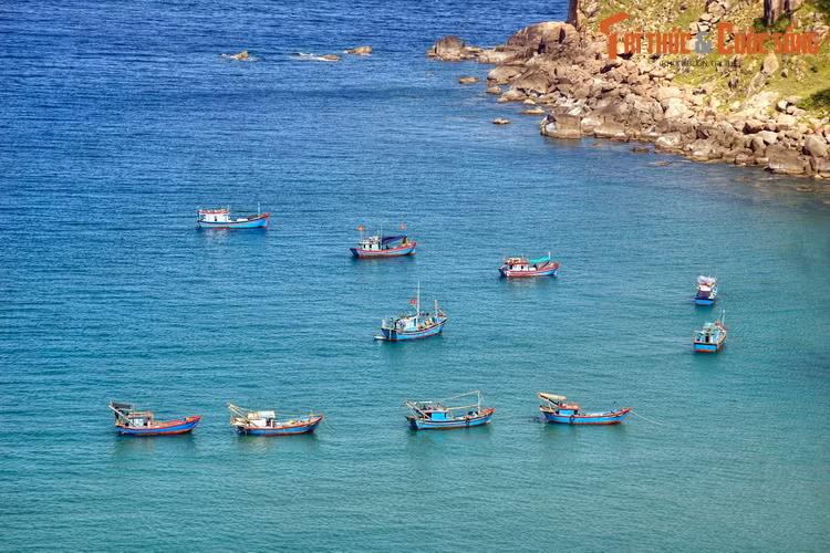 Bên cảnh vẻ đẹp tự nhiên, sự hiện diện của con người cũng có vai trò điểm tô, khiến cảnh sắc trời - biển - núi ở đẻo Cả thêm phần cuốn hút...