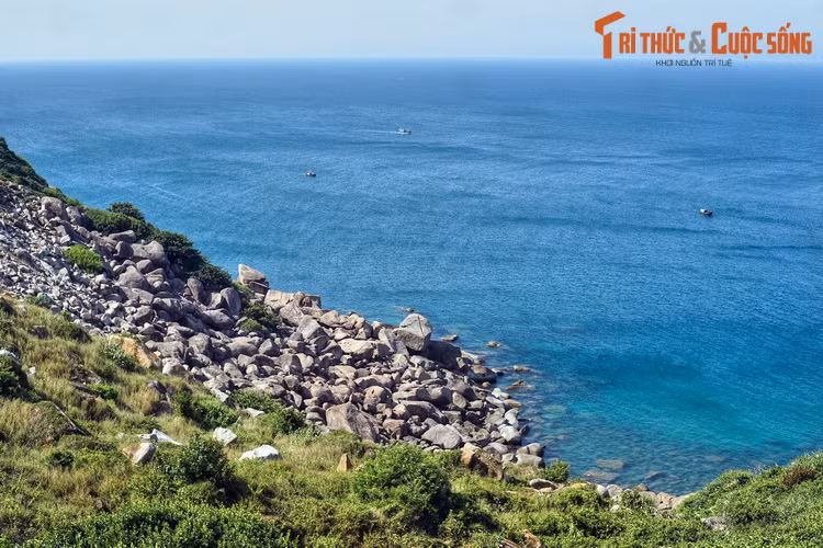 Trên phương diện du lịch, đèo Cả là một cung đường gắn với những thắng cảnh tuyệt vời mà du khách không nên bỏ qua trong hành trình khám phá Phú Yên.