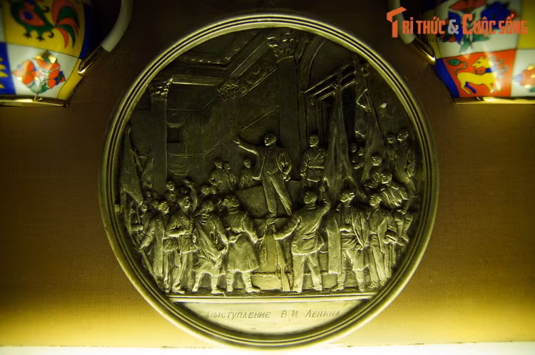 Phù điêu hình nhà cách mạng V. I. Lenin chỉ đạo cuộc Cách mạng Tháng Mười năm 1917, tặng phẩm của Liên Xô.
