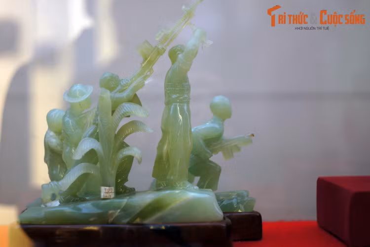 Nhóm tượng quân Giải phóng miền Nam Việt Nam bằng đá, Quân khu Quảng Châu, Trung Quốc tặng Chủ tịch Hồ Chí Minh, 19/5/1967.