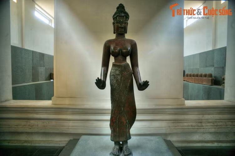 2. Được lưu giữ tại Bảo tàng Điêu khắc Chăm Đà Nẵng, Bảo vật quốc gia - tượng nữ thần Tara cũng có nguồn gốc từ Phật viện Đồng Dương. Hiện vật được phát hiện vào năm 1978.