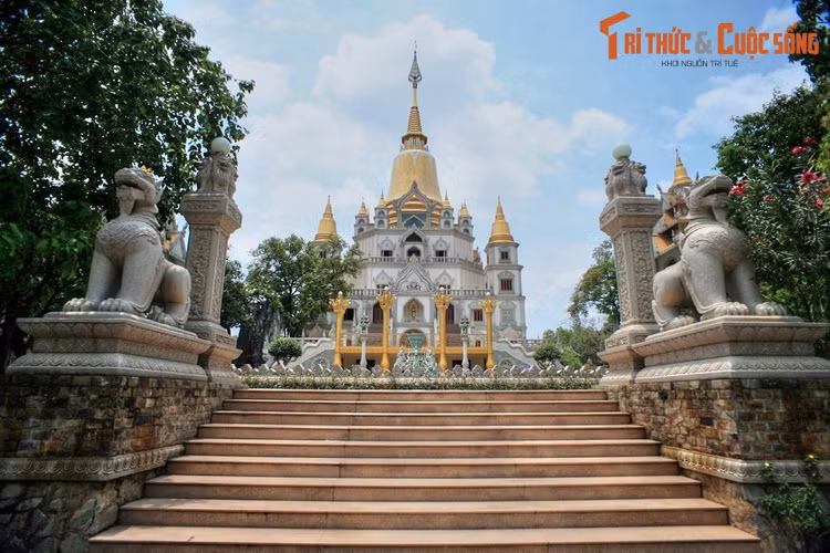 3. Được xây dựng từ năm 2007-2013, bảo tháp Xá lợi Gotama Cetiya tại Tổ đình Bửu Long (quận 9, TP. Hồ Chí Minh) là tòa tháp Phật giáo có quy mô lớn và lộng lẫy vào bậc nhất của Việt Nam.