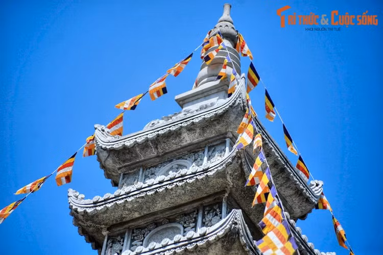 Không chỉ có quy mô bề thế, đây còn là một tòa tháp đá được tạo tác tinh xảo. Tổ đình Vĩnh Nghiêm có nguồn gốc từ chùa Vĩnh Nghiêm ở thôn Đức La, Bắc Giang - Trung tâm thiền học Phật giáo đời Trần, nên họa tiết điêu khắc trên tòa tháp mang đậm dấu ấn đời Trần.