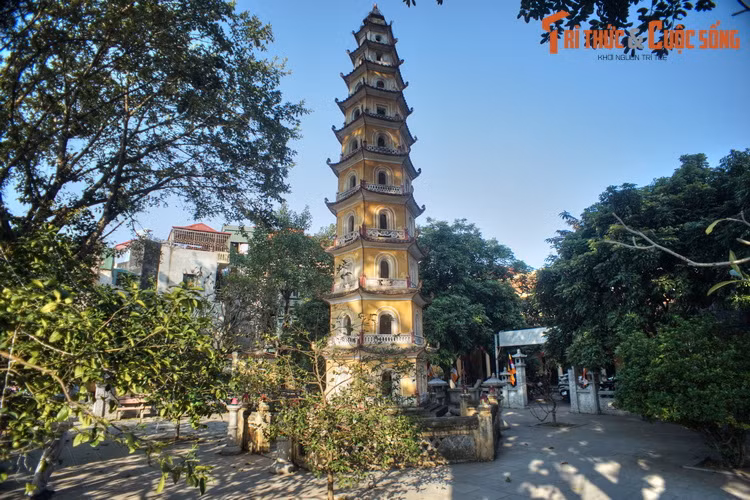1. Nằm trong khuôn viên chùa Liên Phái (phường Cầu Dền, quận Hai Bà Trưng, Hà Nội), tháp Diệu Quang là tòa tháp cổ cao nhất của Hà Nội còn tồn tại đến ngày nay. Tháp được xây vào khoảng năm 1890, là nơi đặt xá lợi Tổ Diệu Quang cùng 5 nhà sư khác từng tu hành tại chùa.